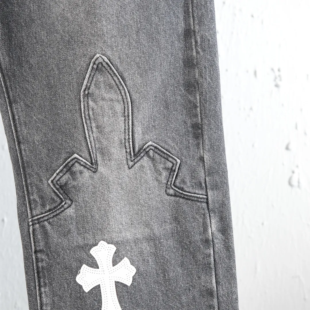 P310 (top version) Chrome hearts new city-limited flame gray jeans Chrome hearts city-limited jeans Hardware customization Original development vintage levis American-made 501 black and gray base version Levi's American-made 501 base version Imported sheepskin 925 silver remake [Top heavy industry fashion design] Consistently high-street luxury style. Speaking of this style, the Zangyin family and GU family are definitely the leading representative brands. Especially the Zangyin family has really achieved a state-of-the-art effect in creating high-street style. The unique washed material is used to create this style. The color system is already quite eye-catching. After it is decorated with patchwork cross flowers, it cleverly highlights the charm of the brand. Secondly, this style uses classic The high-waist cutting design highlights the long legs and fashionable temperament of the upper body. The brand is highly recognizable and the slim fit configuration is more suitable for daily wear. It is a product that interprets personality, fashion, and specifications at a glance. This single product is enough to make any fan excited. It can be a white T-shirt for a youthful college style, or a tight suspender for a royal style. It has strong matching ability and can be easily controlled by men.  [Materials and craftsmanship] Needless to say, this point goes without saying. As an excellent craftsman brand, Zangyin’s requirements for details and craftsmanship are really perfect. The washed color of this model has gone through so many processes, not to mention the embellishment of denim appliques. It is also purely hand-made and sewn. Just like what they believe in, only hand-made things have soul and have the meaning of wear. A top-notch heavy-duty fashionable denim item, I look forward to your perfect interpretation! !  Color: washed gray Size: S M L XL